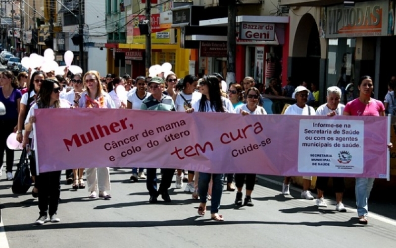 Passeata leva conscientização sobre câncer à Rua Paraná