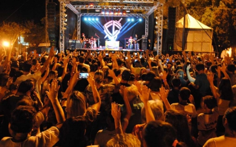 Multidão assiste show de André Valadão após “Marcha para Jesus” em Jacarezinho