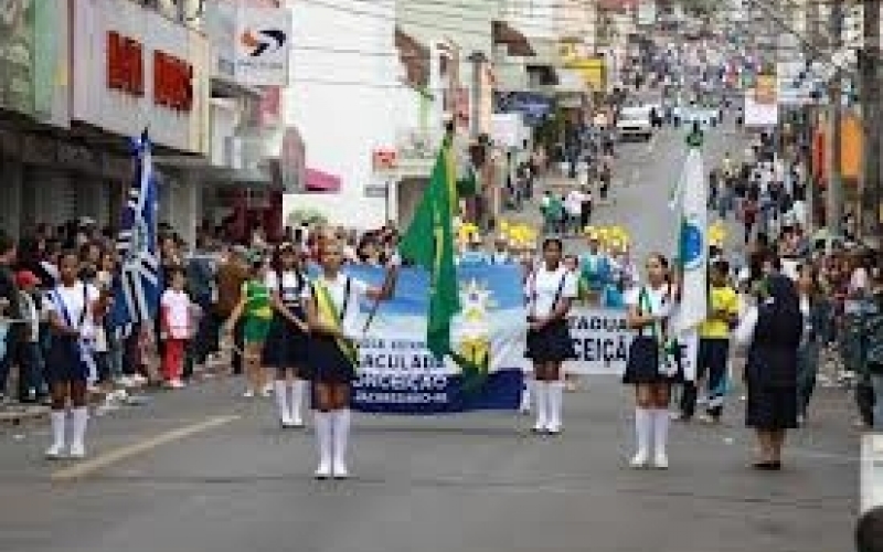 Hasteamento de Pavilhões e Desfile Cívico marcam o 07 de setembro 