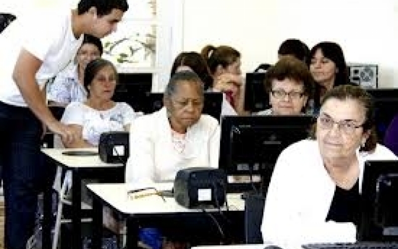 Aulas de informática são ministradas para jovens, adultos e idosos