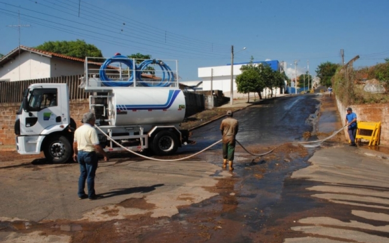 Caminhão Pipa faz lavagem de ruas para reparos