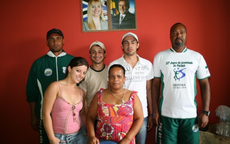 Atletas de futebol visitam Jacarezinho