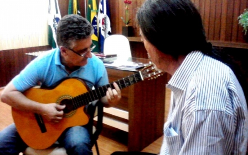 Artista conhecido nacionalmente visita prefeito de Jacarezinho