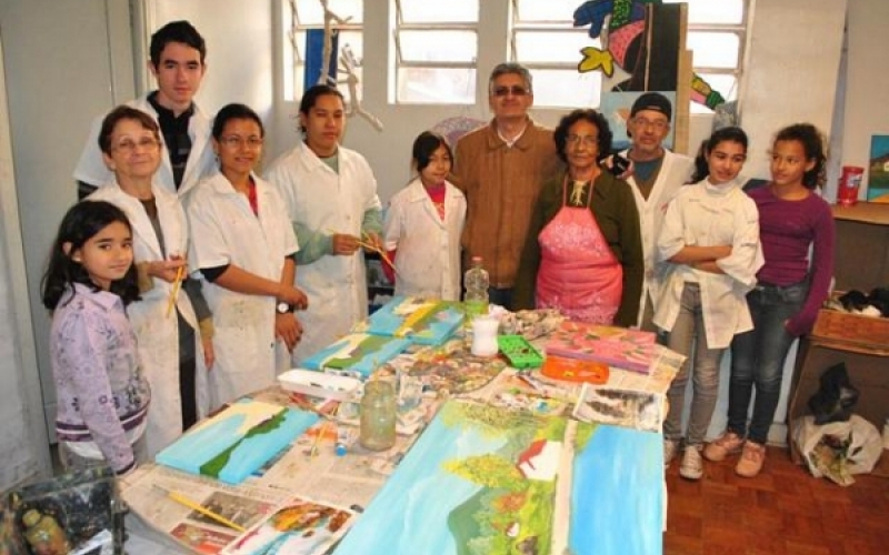 Dr. Sérgio visita alunos de oficina permanente de artes plásticas