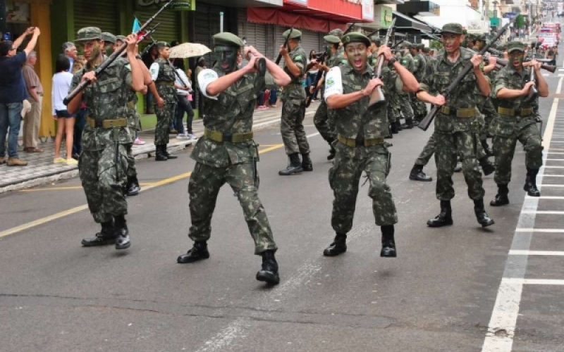 Desfile cívico acontece sob chuva fina em Jacarezinho
