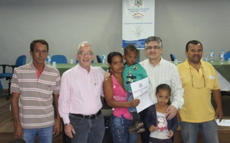 Prefeitura entrega escrituras de casas no Jardim Paraíso