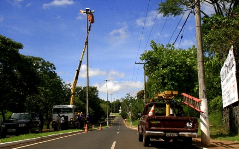 Superpostes da Avenida Brasil passam por manutenção