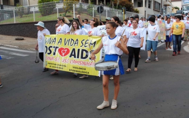Passeata marca Dia Mundial do Combate à AIDS em Jacarezinho