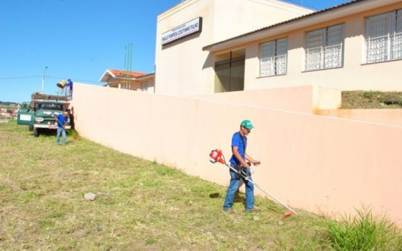 Trabalhos de roçagem nas escolas têm inicio em Jacarezinho