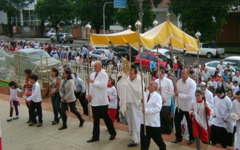 Cerca de dois mil fiéis participam de Procissão de Corpus Christi