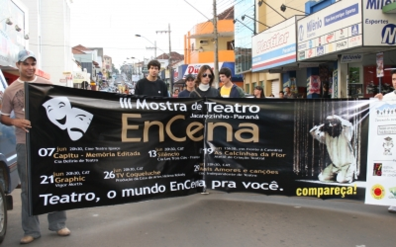 Comunidade realiza passeata em prol da Cultura na Abertura do Festival EnCena