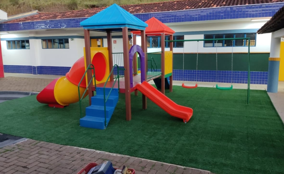 Educação conclui instalação de novos playgrounds em EMEIS de Jacarezinho