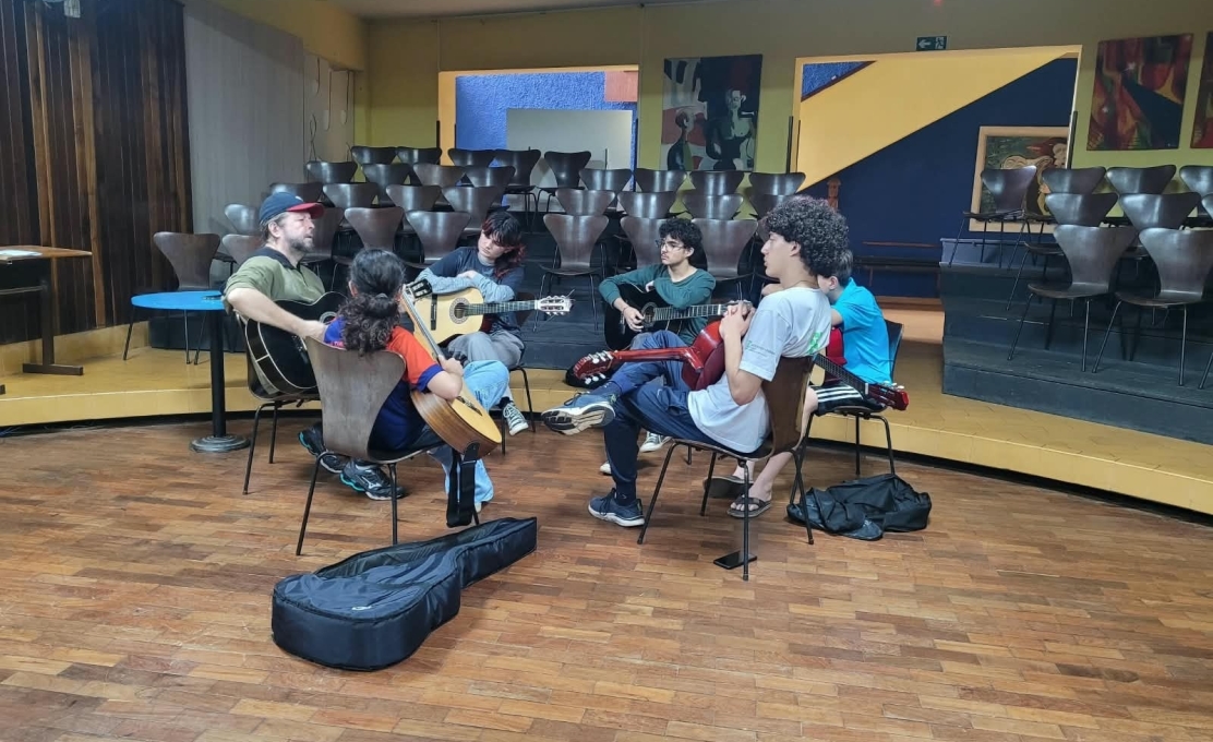 Música para Todos: Jacarezinho Oferece Oficinas Gratuitas de Violão para Crianças, Jovens e Adultos