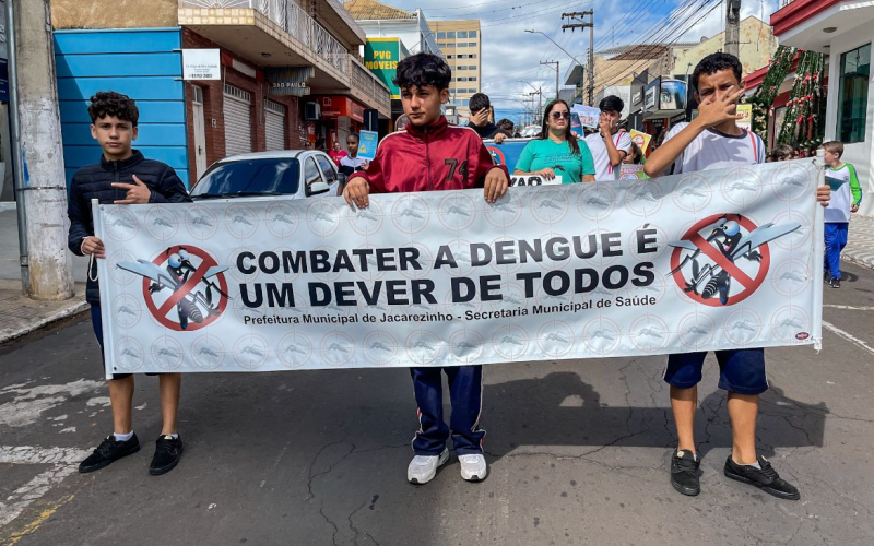 Passeata contra a dengue é realizada em Jacarezinho