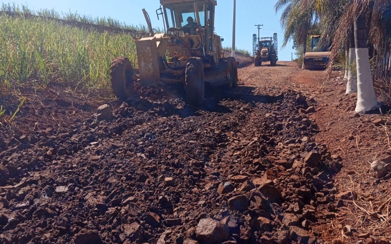Estrada do bairro Dourados recebe novo cascalhamento!