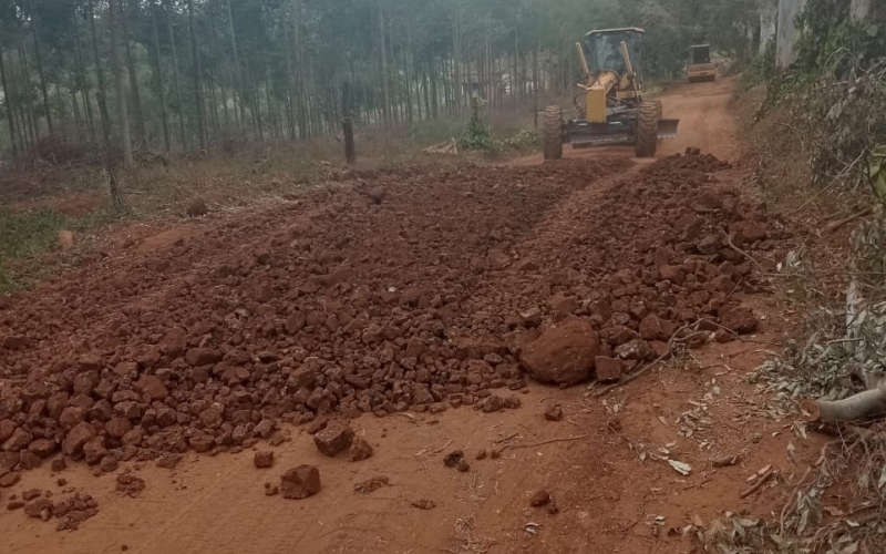 Cascalhamento na estrada do Laranjal beneficia moradores da Zona Rural! 